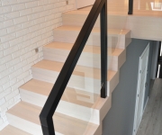 ab-schody-drewniane-dab-bielony-z-czarna-balustrada-1
